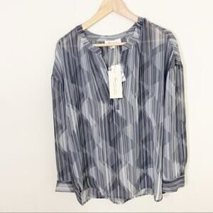 Two by Vince Camuto patterned pullover blouse S